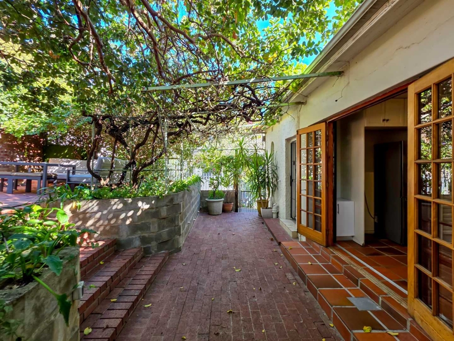 6 Bedroom Property for Sale in Green Point Western Cape